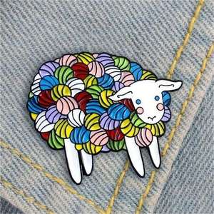 Vente en gros, cadeau de luxe personnalisé, épingle en émail doux de mouton pailleté gravée au laser, épingle à tricoter en agneau noir doré - Product Image 6