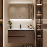 Meuble-lavabo minimaliste pour salle de bain avec miroir LED à lumière douce, fond en carreaux de marbre assorti, et grand espace de rangement sous l'évier