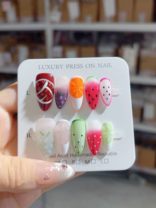 Ongles artisanaux rose ombré 3D avec fleurs blanches <span class=keywords><strong>et</strong></span> rouges, étoiles <span class=keywords><strong>et</strong></span> strass, vente en gros pour salons de beauté <span class=keywords><strong>et</strong></span> revendeurs de cadeaux pour demoiselles d'honneur - Product Image 2