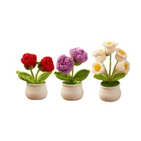 Petite plante artificielle européenne en pot (tournesol, marguerite, mignonnette, lys) en fil tricoté doux pour décoration intérieure et photographie de Noël