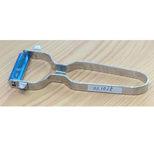 Pelador de patatas manual de acero inoxidable duradero - Product Image 1