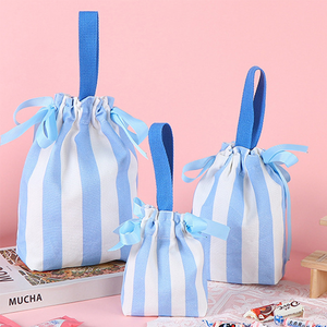 Bolsa de Lona Resistente de Tamaño Mediano con Rayas Azules y Blancas, con Asa de Transporte, Lavable y Reutilizable, para Empacar Regalos Navideños y Bodas - Product Image 3