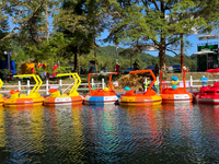 Bateau tamponneur gonflable rond avec pistolet à eau pour enfants, idéal pour les parcs aquatiques et les divertissements.