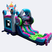 Structure gonflable de jeu pour joueurs avec double toboggan aquatique, design casque et manette - Amusement au style gamer