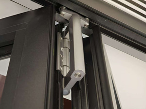 Les portes accordéon bi-pliantes modernes les plus populaires pour l'intérieur, en aluminium et verre, avec surface finie et système robuste - Product Image 4