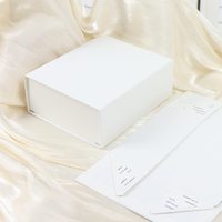Caja de regalo plegable Michaels de cartón blanco con diseños de lujo con cinta