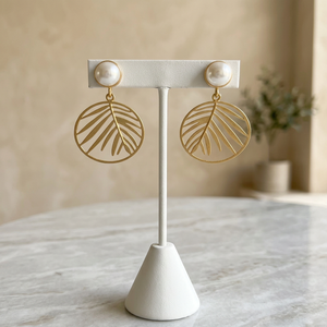 Boucles d'oreilles créoles dorées en forme de feuille avec perle pendante, bijoux d'oreille vintage tendance pour femme, idéales pour les fêtes et mariages - Product Image 2