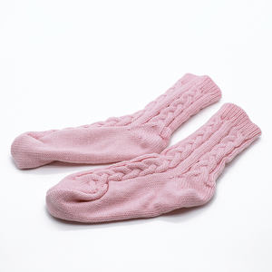Sac d'eau chaude en caoutchouc pour femmes, coffret cadeau, chaussettes souples tricotées et bouteille d'eau chaude en caoutchouc avec fausse fourrure, personnalisé - Product Image 5