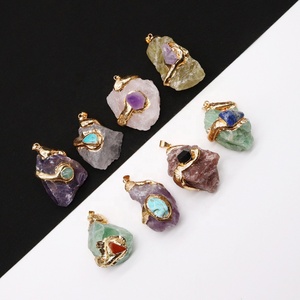 Pendentif en pierre dorée |   Charme en pierres précieuses naturelles irrégulières brutes électroformées plaqué or PVD 18 carats pour la fabrication de bijoux - Product Image 1