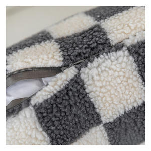 Housse de coussin carrée en laine d'agneau, motif géométrique à carreaux, lavable, pour voiture, chambre à coucher, canapé - Product Image 1