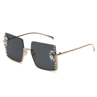 Lunettes de soleil carrées surdimensionnées de style européen et américain pour femmes, ornées de strass, protection UV400, grandes montures qui affinent le visage