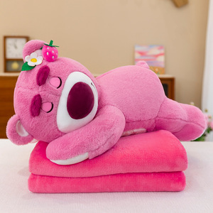 Cuscino Peluche Orsetto Fragola Ricamato 2-in-1 con Coperta in Cotone PP per Alleviare lo Stress - Vendita all'Ingrosso - Product Image 4