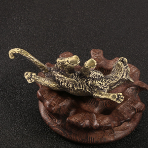 زخارف نحاسية طويلة الذيل نحت برونز البوبكات قطعة يد حيوان القط الحرف الزخرفية. - Product Image 4