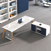 Conjunto Moderno y Personalizable de Escritorio y Silla Ergonómica Pintados para Oficinas en Casa, Ideal para Espacios de Trabajo Administrativos