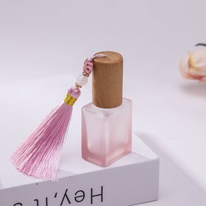 Subbotella de perfume de vidrio esmerilado de colores de 10 ml, botella de spray para aceite esencial de nuez, botella de perfume con tapa de borla estilo chino - Product Image 5