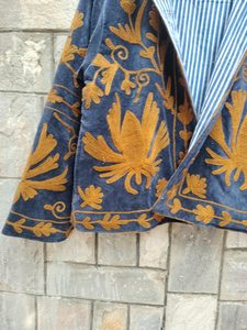 Blazer de terciopelo bordado floral, chaqueta suzani con cuello y manga larga, ropa exterior de otoño para mujer, diseño de bordado a mano. - Product Image 4