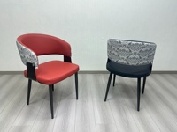 Chaise de salle à manger de style chinois moderne avec coussin épais en cuir PU, accoudoirs, dossier incurvé et structure métallique pour hôtel et café