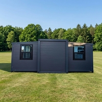 Maison conteneur modulaire extensible et amovible en panneaux sandwich gris, avec grandes fenêtres, pour retraite en montagne et usage hôtelier