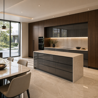 Meubles de cuisine sur mesure à finition ultra brillante avec îlot de rangement sans poignées et garde-manger pleine hauteur pour maisons modernes