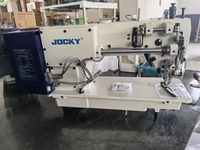 Machine à coudre industrielle à pied marcheur robuste JOCKY JK303-1SB pour cuir, avec moteur pas à pas unique, utilisée dans l'industrie du vêtement.