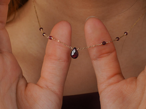 Collar Zooying con Gema Pequeña y Delicada de Granate Natural en Forma de Lágrima, Joyería Pequeña, Collar con Piedra de Nacimiento de Enero - Product Image 3