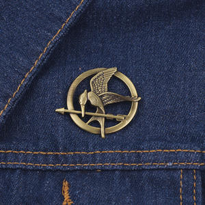 Pin de solapa de pájaros ahuecados personalizados, insignia inspirada en los juegos del hambre, accesorio de ropa - Product Image 4