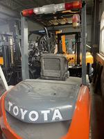 Chariot élévateur TOYOTA d'occasion 90% neuf, capacité de levage nominale de 3 tonnes, haute qualité et prix bas, à vendre