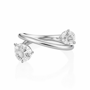 Anillo de Dedo con Motivo de Gota de Agua, Elaborado con Plata Recubierta de Platino, Incrustaciones de Topacio Azul y Cuarzo, Corte Cóncavo, Estilo Minimalista - Product Image 2