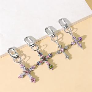 Porte-clés en forme de cœur croisé avec strass colorés, style doux et cool, pendentif pour sac - Product Image 1