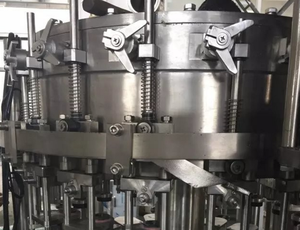 Machine de remplissage et de scellage de boissons gazeuses entièrement automatique pour petites bouteilles de cola - Product Image 4