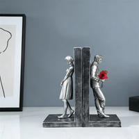 Porte-livres sculptural contemporain de luxe créatif pour couple avec motif pour la décoration du salon, ornements d'art, artisanat en résine