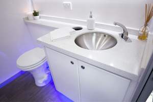 Remolque de baño portátil de 3 estaciones Remolque de baño de lujo Remolque de baño portátil de China Baño de lujo portátil con ducha - Product Image 6