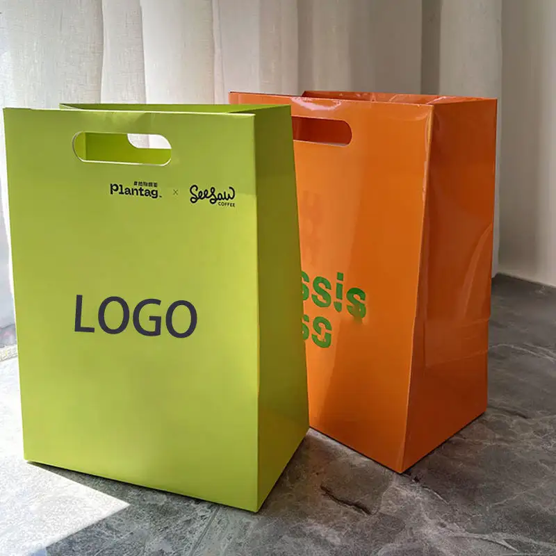 Tas kertas promosi ritel pakaian mewah desain Logo merek kustom dengan pegangan pakaian dalam pengemasan ruang kue hadiah belanja