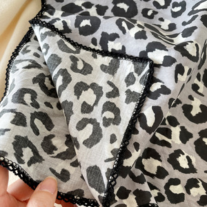 Écharpe en coton 70x70cm à imprimé léopard, légère, carrée, accessoire de mode pour femmes, écharpe de cou, accessoire d'été - Product Image 3