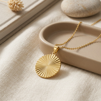 Collier pendentif soleil doré avec breloque disque rond et chaîne à maillons pour femme, idéal comme cadeau