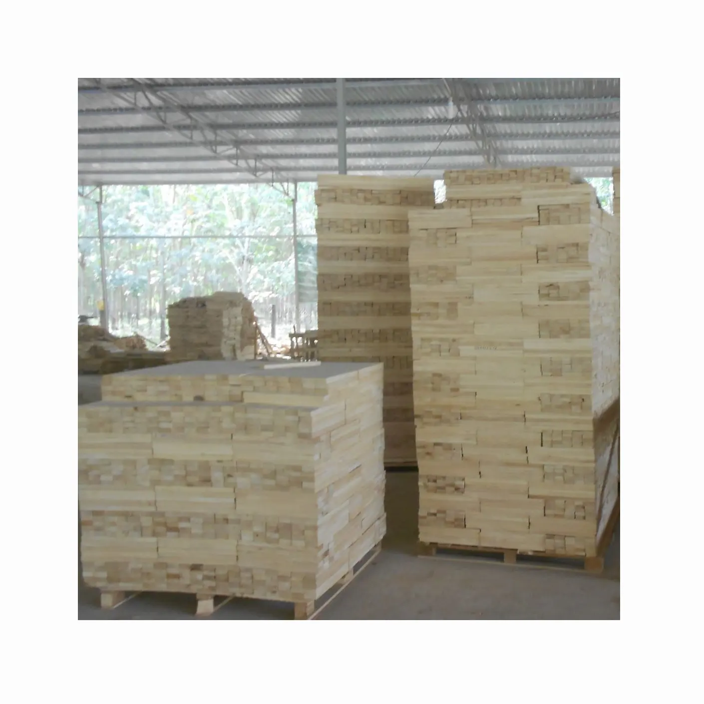 Bois Durable et très résistant Utilisé pour la fabrication de meubles ou la construction Emballage pour l'exportation selon les normes de l'UE