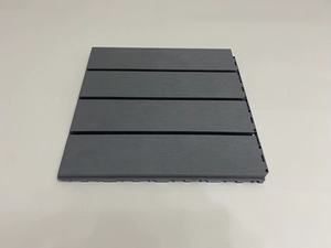 Azulejos de cubierta de plástico y madera para paisajismo al aire libre No se necesita pegamento Resistente a la intemperie Fácil de limpiar - Product Image 2