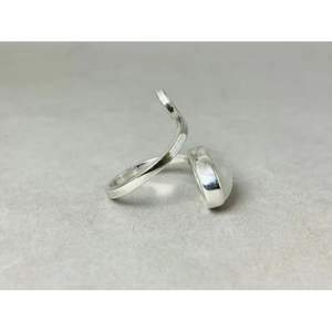 แหวนพลอยมูนสโตนสีรุ้งแบบมินิมอลเครื่องประดับดีไซน์แบบเกลียวทำมือ925เงินสเตอร์ลิง - Product Image 5