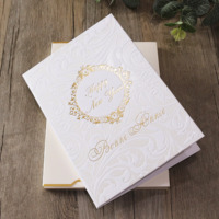 Cartes d'invitation élégantes en papier blanc avec motif et logo estampés à la feuille de perle pour le Nouvel An et les événements de mariage