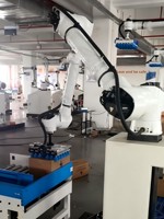 Bras robotique collaboratif industriel pour la palettisation, empilage de cartons de lait, de boissons et d'emballages électroniques, palettisation automatisée