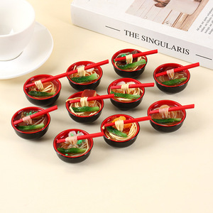 Colgante de comida realista de una pieza para dropshipping, con palillos y fideos, fondo negro con tazón rojo, juguete de comida realista con fideos - Product Image 2