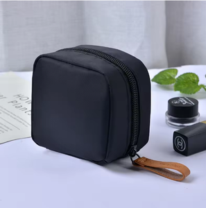 Pochette da Viaggio Personalizzata in Poliestere, Borsa Cosmetica Piccola con Logo Personalizzato - Product Image 6