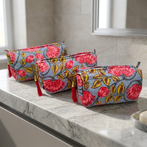 Ensemble de trousses de toilette en coton matelassé à pois rouges - Cadeau de mariage et organiseur de cosmétiques audacieux et accrocheur - Product Image 3