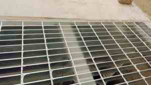 <span class=keywords><strong>Grille</strong></span> de couverture de canal de drainage antidérapante en acier galvanisé à chaud <span class=keywords><strong>pour</strong></span> passerelle photovoltaïque et matériaux de construction métalliques - Product Image 4