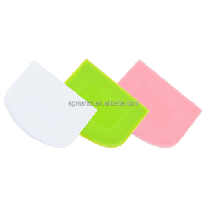 Espátula Raspadora de Plástico Flexible con Borde y Ángulos Afilados para Cortar Masa de Pan, Antideslizante, Ideal para Amantes de la Repostería - Product Image 2