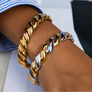 Pulsera de Espiral Trenzada en Oro y Plata con Textura de Bloques de Color, Joyería Unisex - Product Image 2