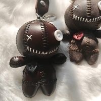Porte-clés pendentif en cuir de vachette pleine fleur gaufré, fait main, motif dessin animé mignon, écologique, style poupée Voodoo, pour sac, vente en gros