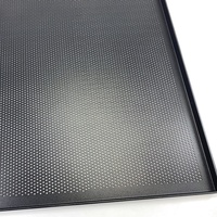 Plaque de cuisson commerciale perforée en aluminium sur mesure pour coins à angle droit, idéale pour le pain, les biscuits, les cupcakes et les gâteaux croustillants