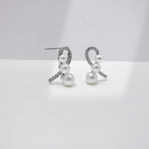 Boucles d'oreilles clous fantaisie plaquées or pour femme, style vintage asymétrique, avec perles géométriques en cuivre, idéales pour mariage et soirée - Product Image 4