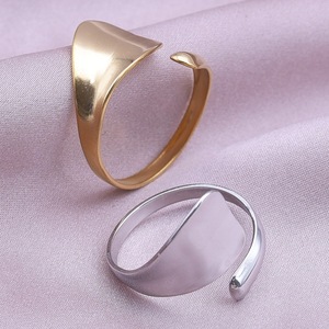 Anillo de acero inoxidable de alta calidad Corazón Dorado flor estrella de mar dedo abierto anillo grueso hoja Cruz anillo impermeable para hombres, mujeres - Product Image 2